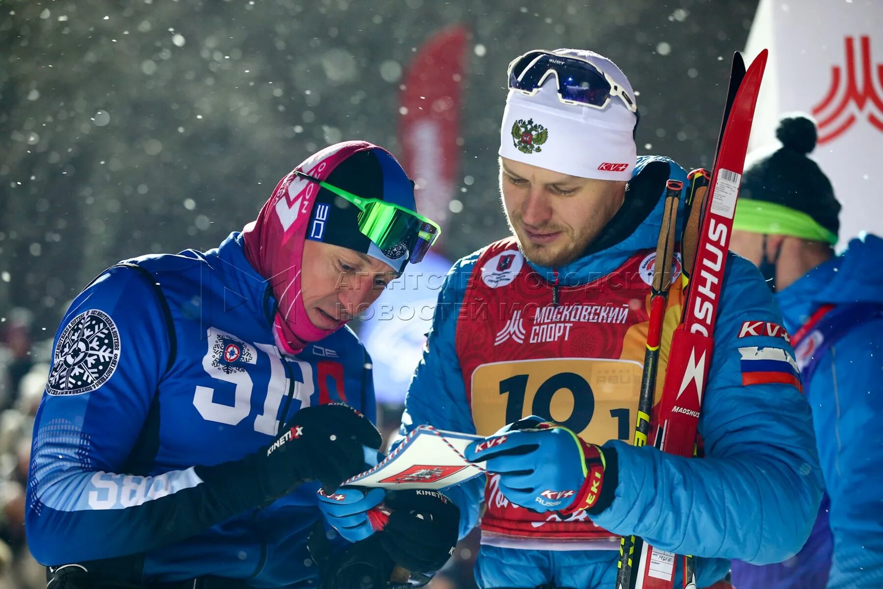 Гонка звезд в лужниках. Гонка звезд в лужниках. Биатлон в лужниках 2022. День московского спорта в лужниках 2023. Проведения в стране новогодней гонки биатлонистов.