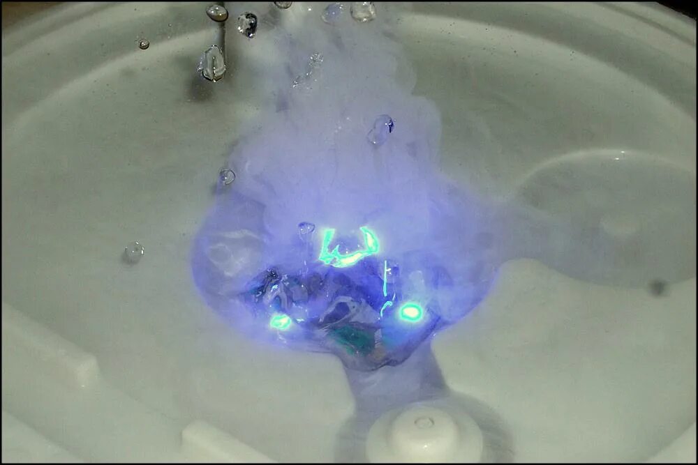 Принцип работы увлажнителя воздуха для квартиры. Boneco u7146 ультразвуковой датчик уровня воды. Добавить морскую соль в увлажнитель воздуха. Белый налет увлажнитель воздуха. Увлажнитель воздуха с камнями.