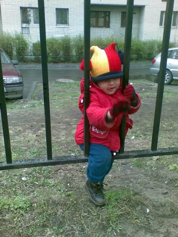 потерялся мальчик. ребенок ушел из детского сада. уходить из детского сада. стих волк и козленок. мама забирает ребенка из детского сада.