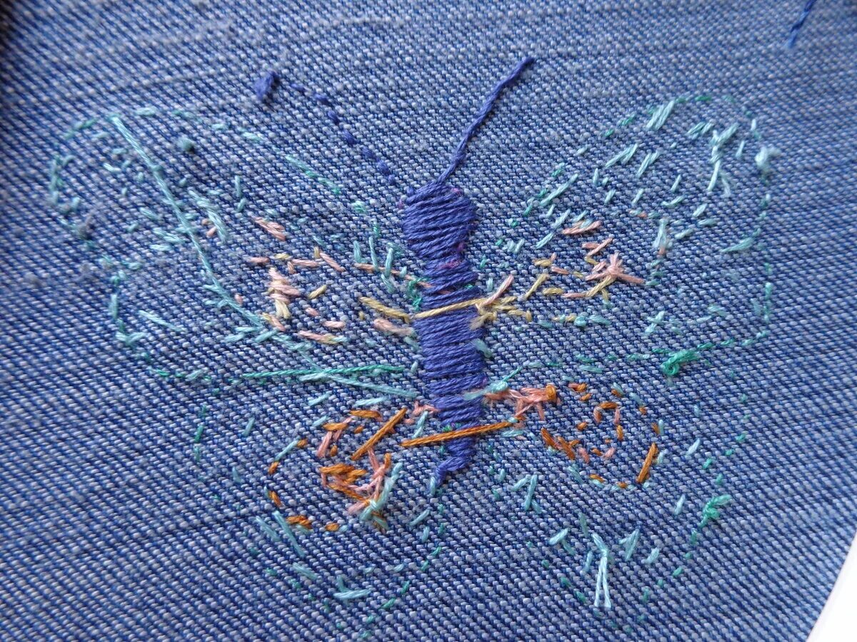 Вышивка гладью на красном фоне. Изнаночная сторона вышивки гладью. Гладь изнанка. Гладь изнанка. Изнаночная сторона вышивки гладью.