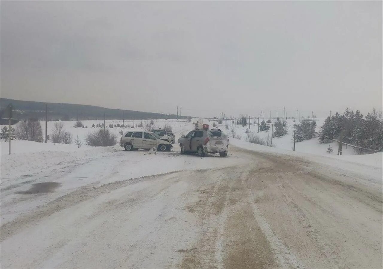 Самарская область ньюс. ДТП В Самарской области Заборовка. ДТП на трассе Кузнецк с участием красной Лады калины в августе 2013 года. Самара заснеженная Волга. Авария между Жемковкой.