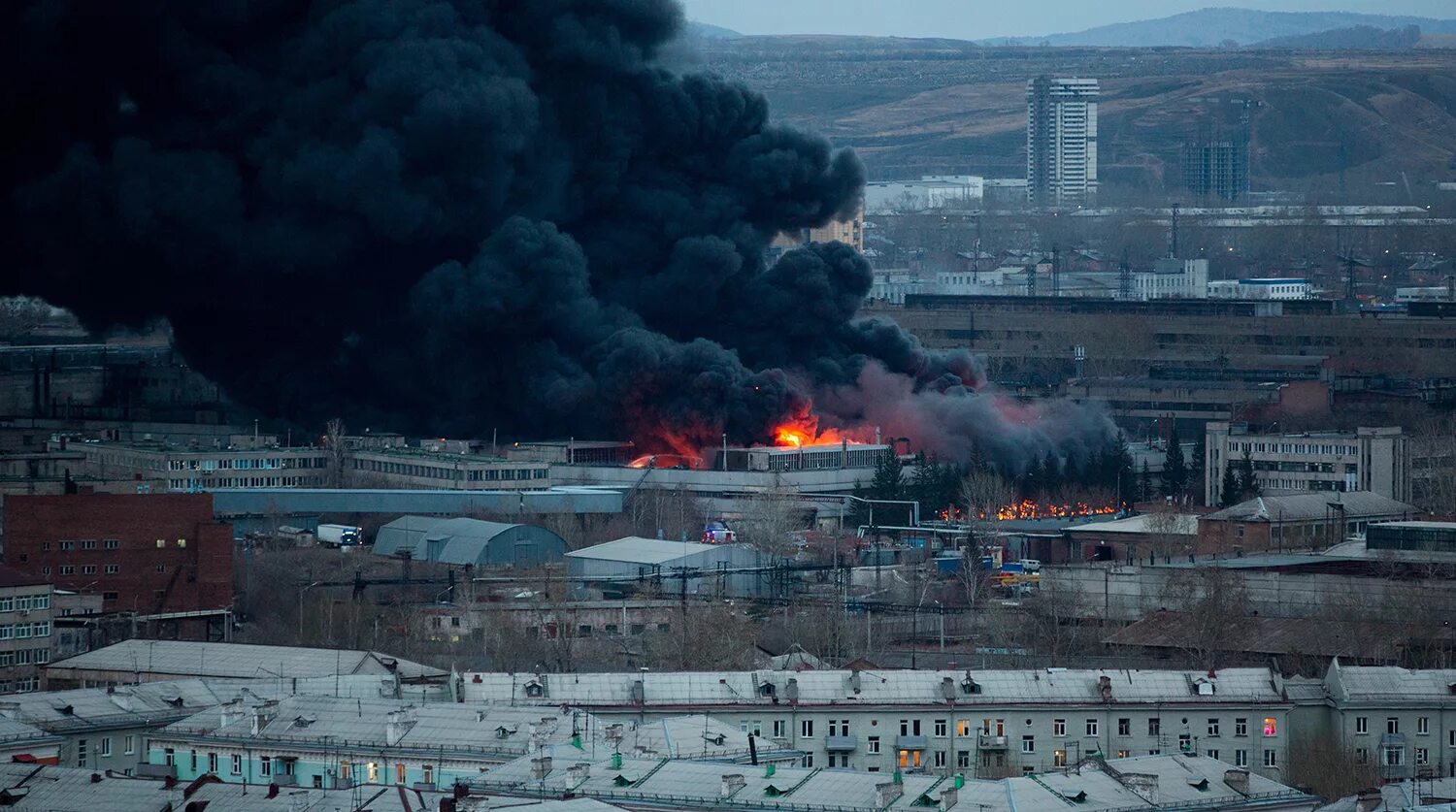 Сгорела фабрика. Пожар Красмаш Красноярск 2019. Сгоревший цех Красмаш в Красноярске. АЭС Красноярск. Пожар на АЭС.