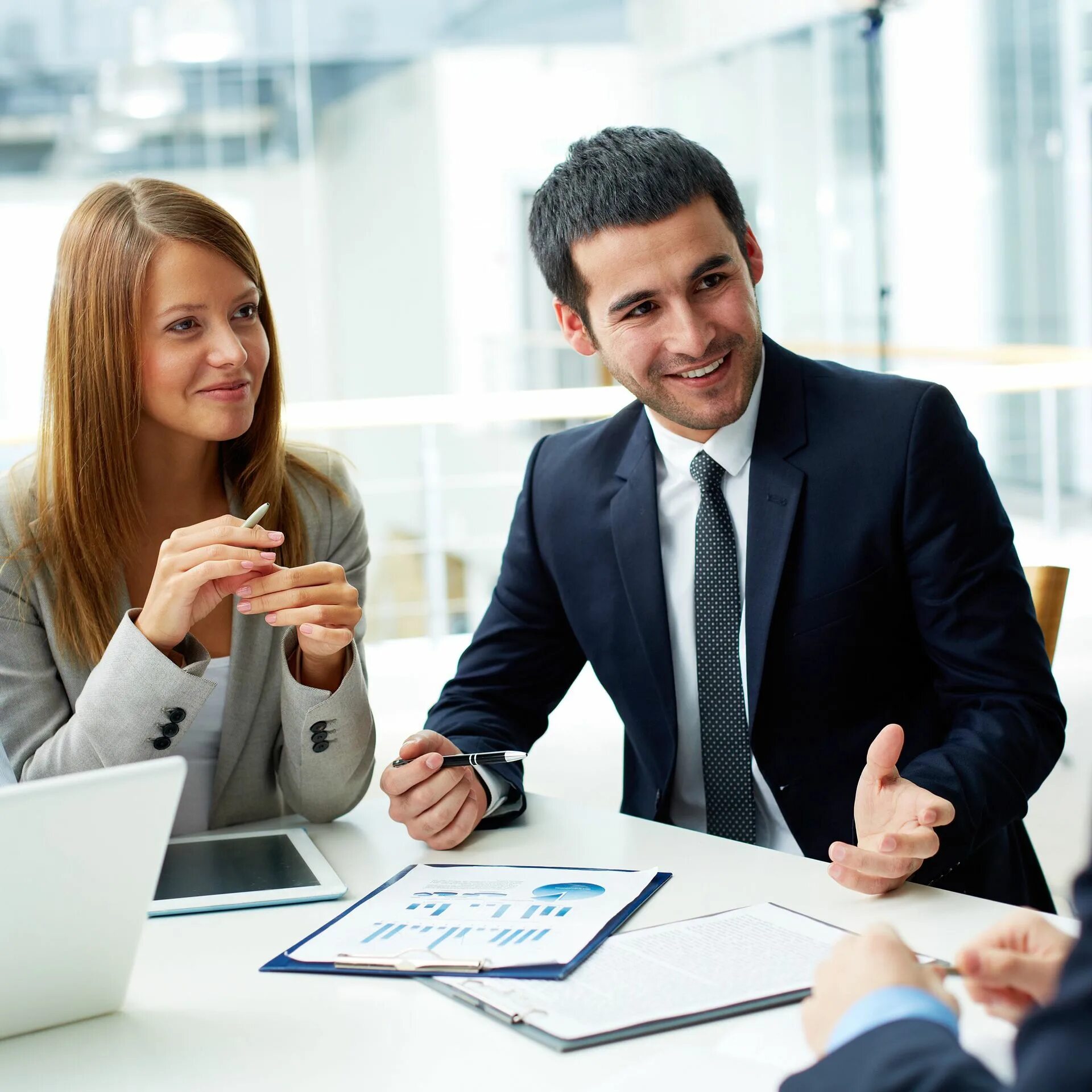 Деловые встречи и переговоры. Консультация. Общение с клиентом. Переговоры с клиентом. Довольный работник.