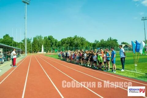 На школьном стадионе соревновались 30 бегунов