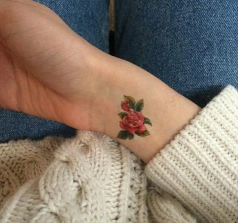 Тату цветы на руке. Тату цветы на руке для девушек маленькие. Маленькие цветные тату. Маленькие цветные тату для девушек.