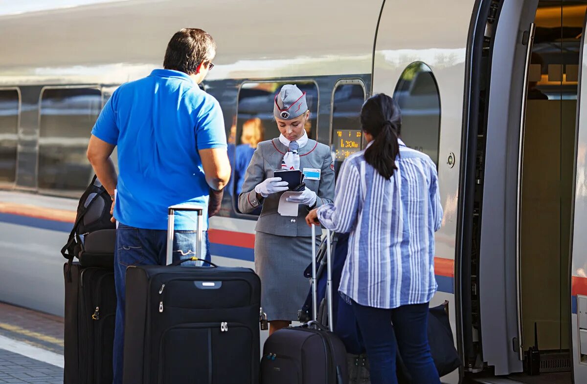 Пассажиры садятся в поезд. Посадка пассажиров в поезд. Пассажир пересадка. Посадка пассажиров в самолет. Посадка пассажиров в поезд.