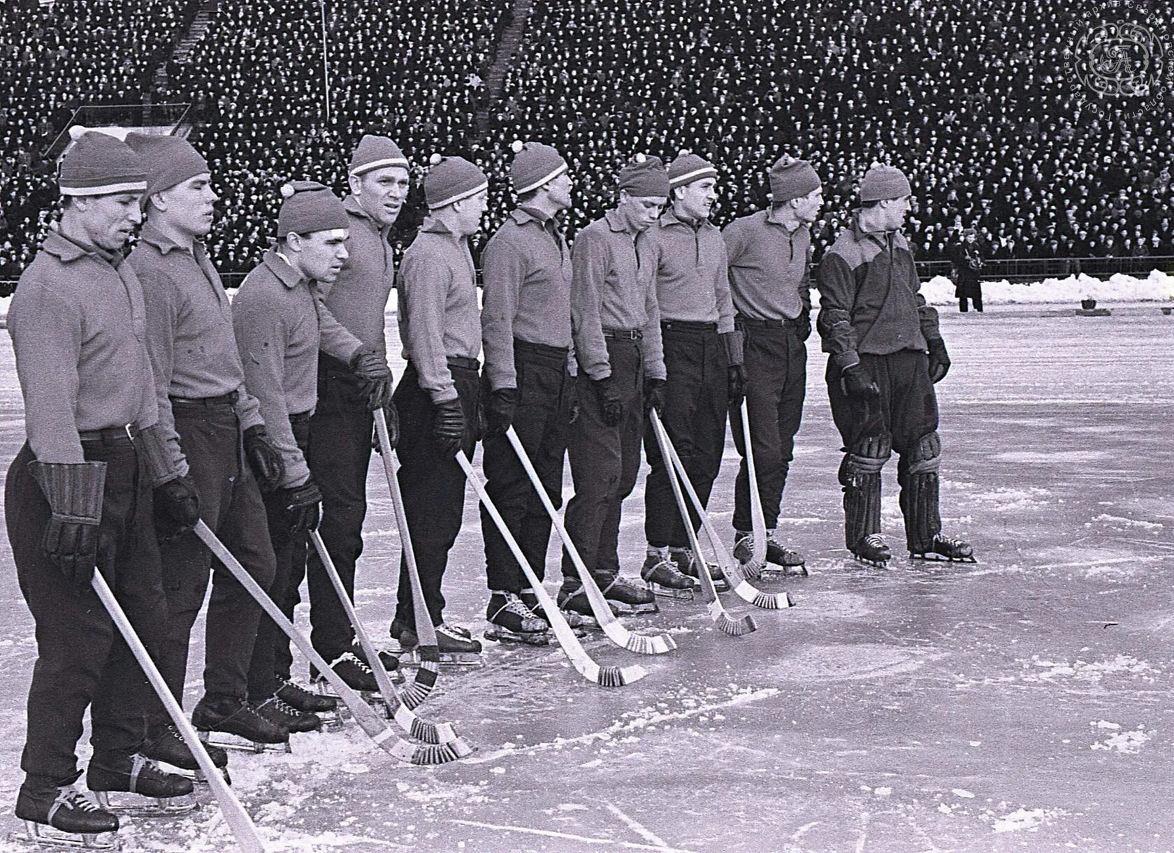 Хоккей с мячом сборная СССР. Хоккей с мячом Динамо Москва чемпион СССР 1975. Сборная СССР по хоккею с мячом 1957. Сборная СССР по хоккею с мячом. Спартакиада по хоккею с шайбой