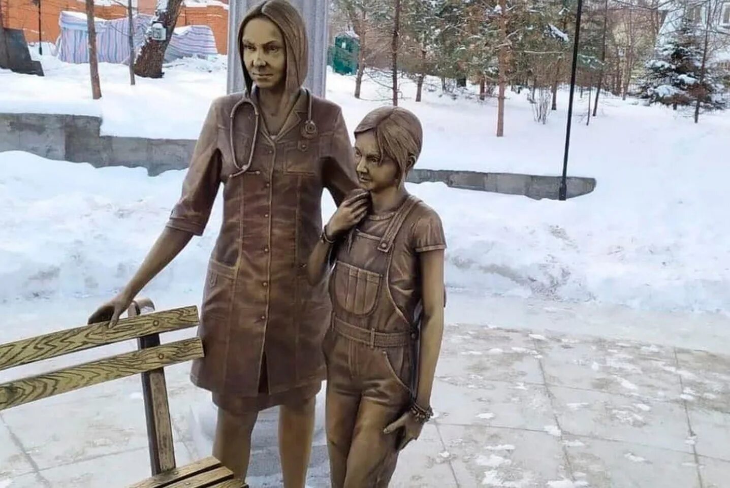 В каком городе установлен монумент спасения ребенка