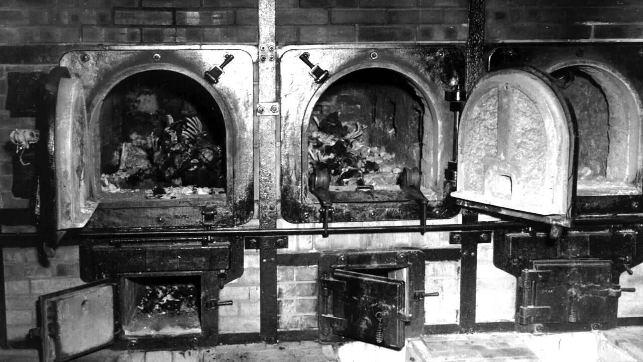 Освенцим Биркенау крематорий. Лагерь Аушвиц газовая камера 1945 год. Крематорий 1945 году. Как сжигали евреев
