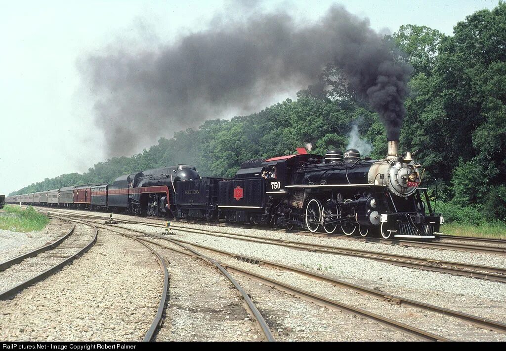 Паровоз с пассажирским поездом 1955 г. Паровоз с пассажирскими вагонами. Угольный вагон паровоза. Паровоз с углем