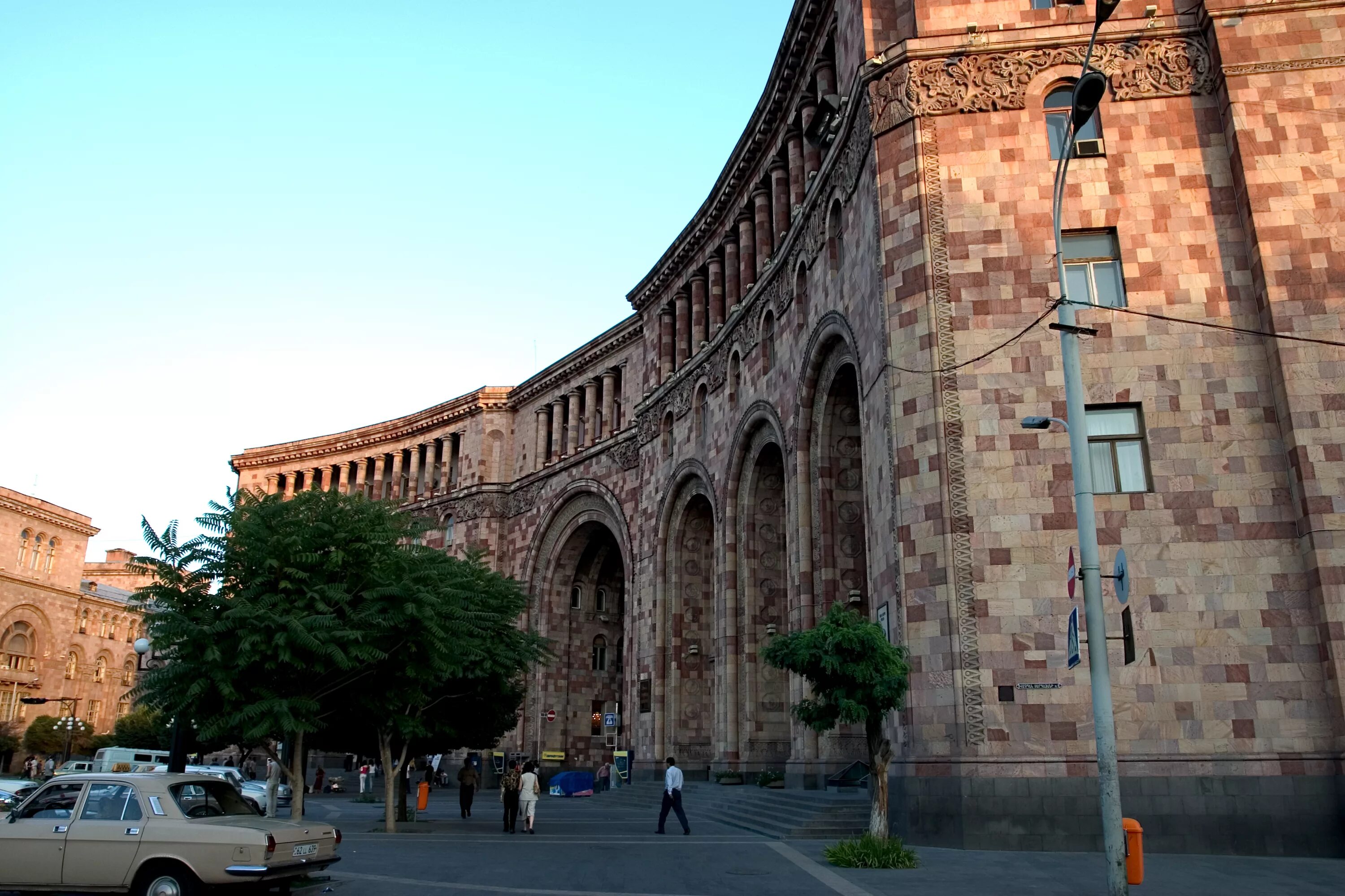Площадь Республики Ереван. Армения Ереван площадь Республики. Ереван центр города. Ереван здание правительства.