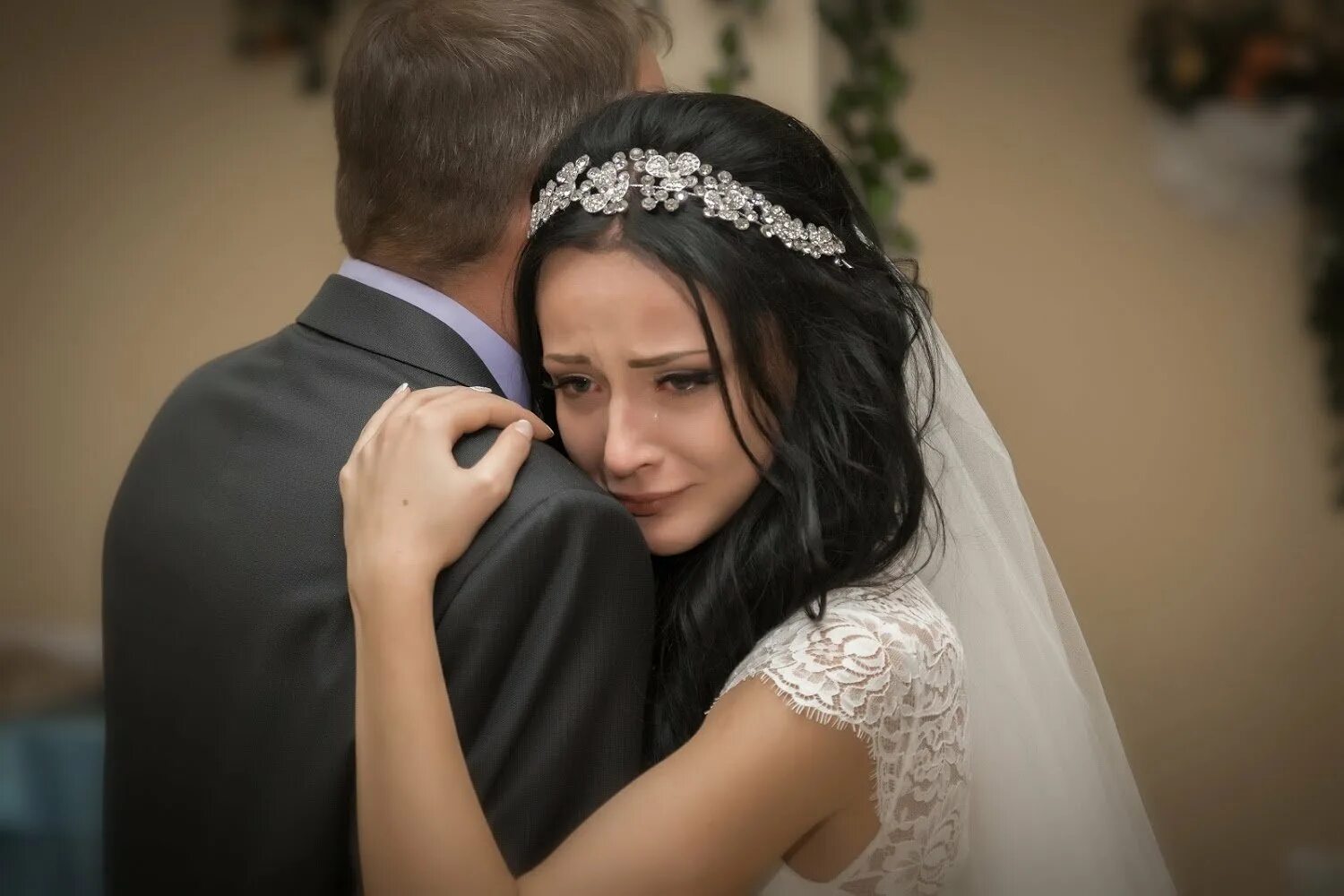 Невеста плачет. Невеста плачет на свадьбе. Грустная невеста. Девушка плачет на свадьбе.