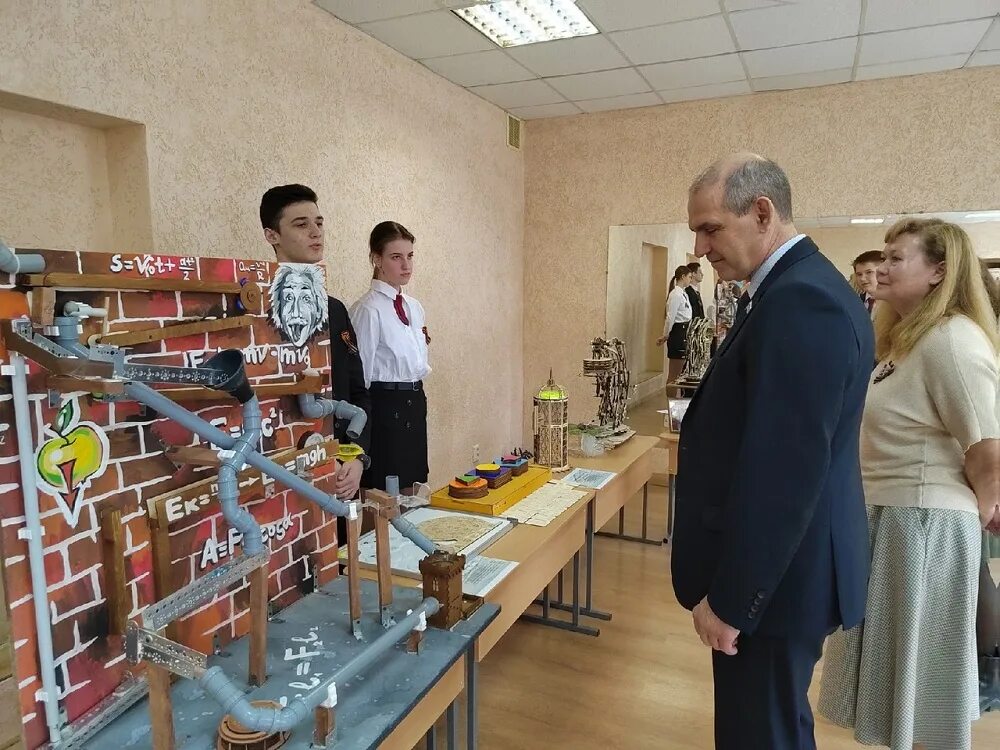 Глава посетил школу. Глава посетил школу