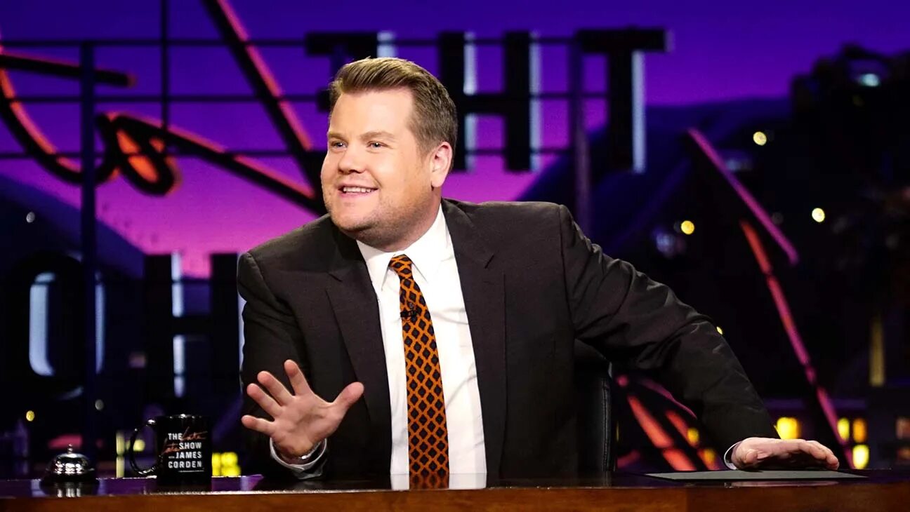 Ведущий американского шоу. Шоу James Corden. The late late show with James Corden. Ведущий late late show.