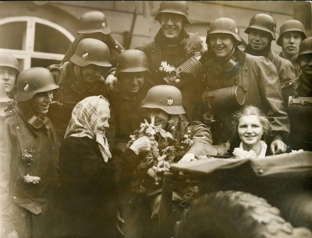 Чехословакия во второй мировой. Czechoslovakia 1938. Солдаты Чехословакии второй мировой. Немец с цветами. Чехия фашисты.