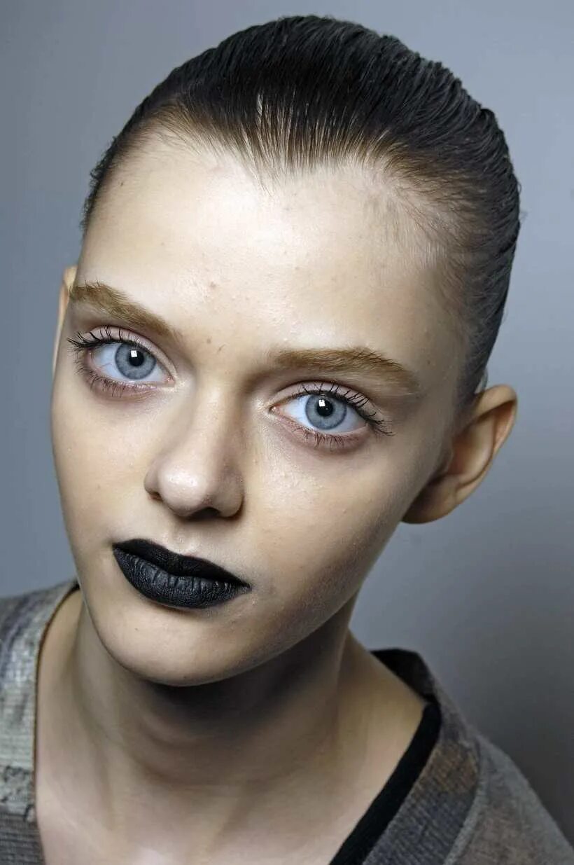 Огромные брови. Очень большие глаза. Огромные глаза у девушки. Большие глаза. Фотомодель с большими глазами.