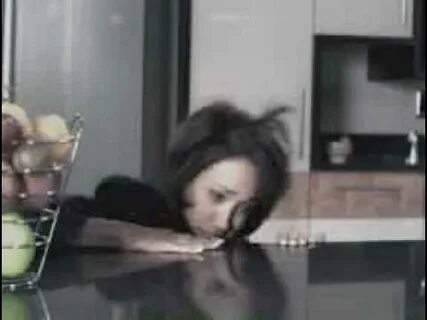 Женщина пришла домой видео