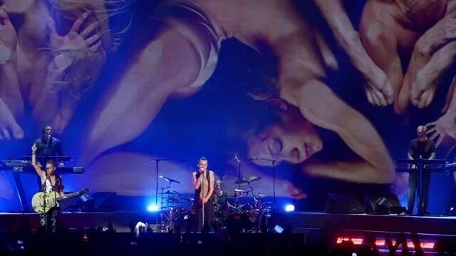 Депеш мод enjoy. Depeche mode enjoy the silence live in berlin. depeche mode в берлине enjoy silence девушки. depeche mode enjoy the silence live 2009. депеш мод enjoy the silence (live in berlin).