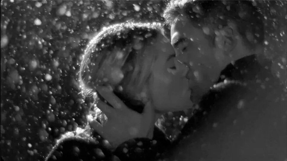 Свистит кружит метель. Поцелуй на снегу. Поцелуй под Снегопадом.