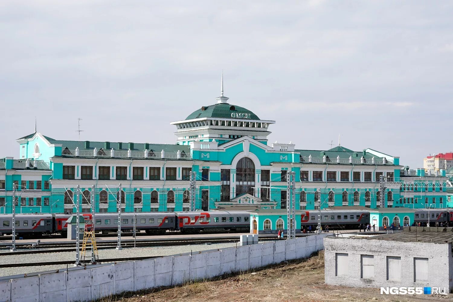 Ржд омск телефон. РЖД вокзал Омск. Петропавловск - Омск вокзал. Казахстан Петропавловск вокзал РЖД. Омск ЖД вокзал пути.