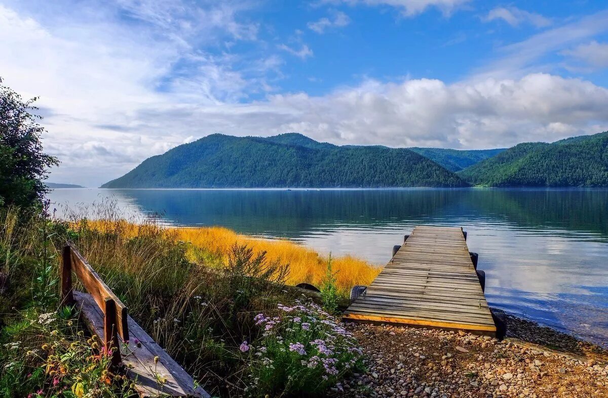 Байкал солзан. Река ангара иркутск осень. Река возле байкала. Исток ангары озеро байкал. Река возле байкала.