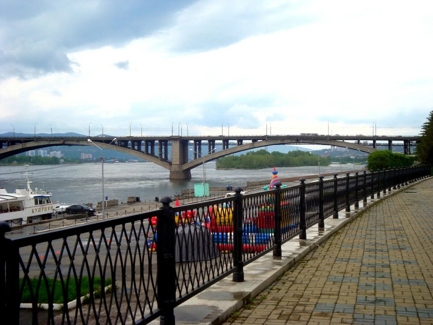 левый берег круче. высокий берег волги в нижегородской области. пологий и крутой берег реки. волгоград красноармейский район каменистый берег волги?. крутой берег реки.