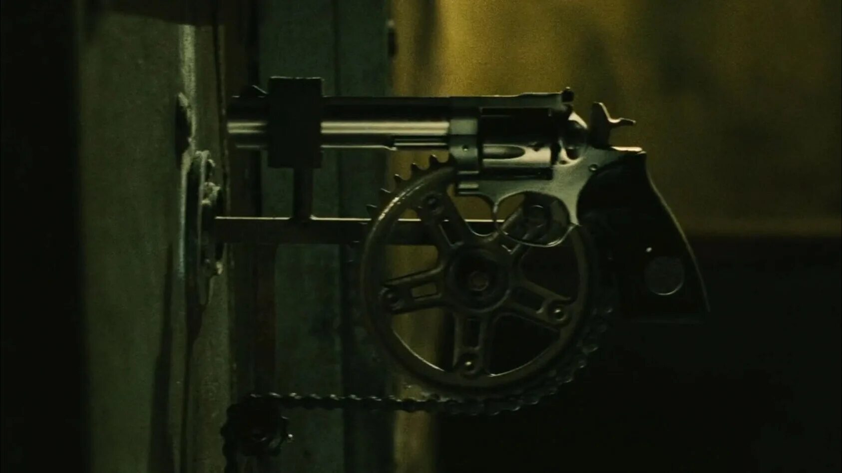 Пила какое время. Пила 2 (2005) - глазок с револьвером.