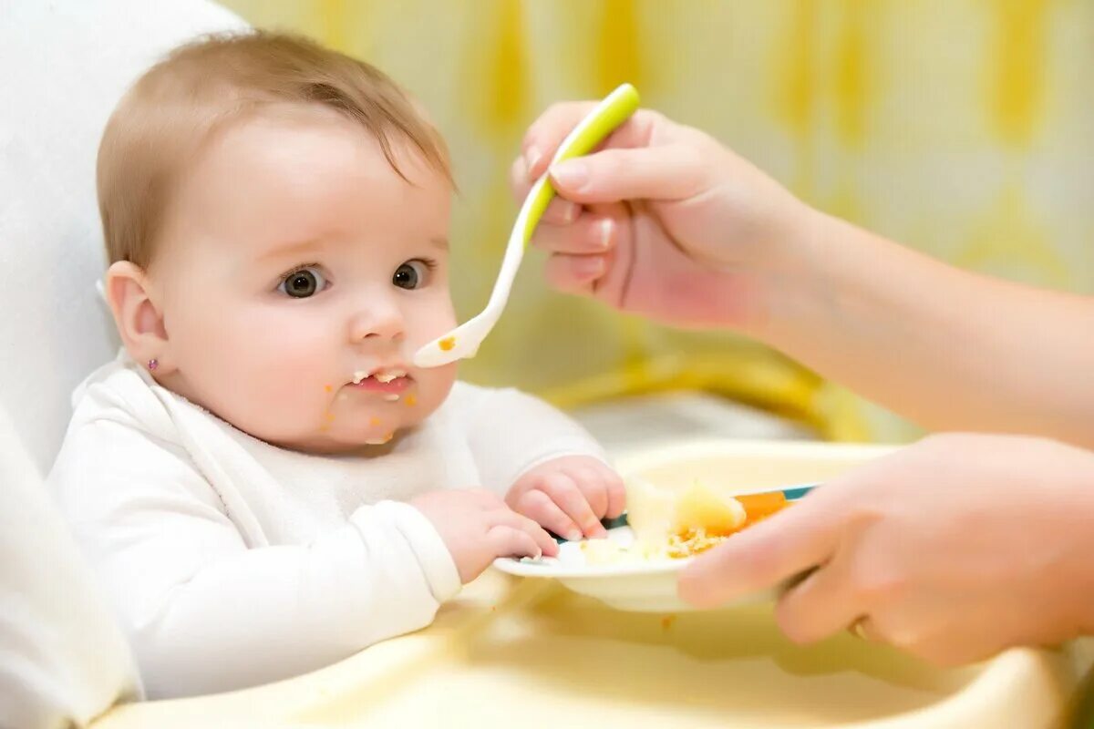 Питание детей первого года. Питание ребенка прикорм. Дети первого года жизни. Вскармливание детей первого года жизни.