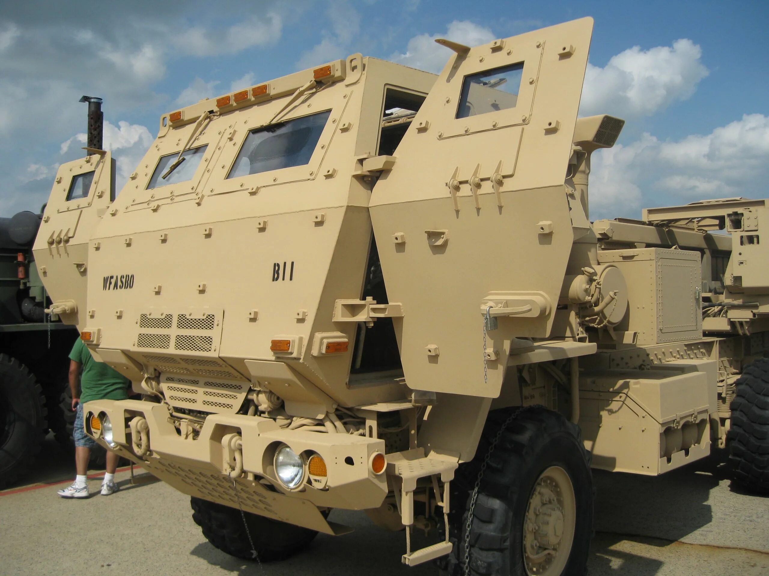 Установка хаймерс. М142 ХИМАРС. М142 ХИМАРС РСЗО. РСЗО м142 HIMARS ТТХ. Lockheed Martin HIMARS.