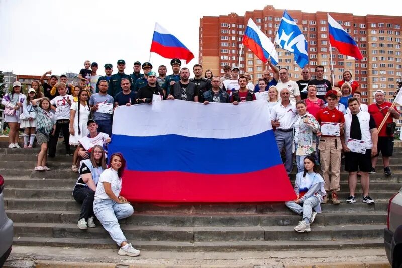 Флаг праздника день. День флага. Флаг России праздник. Празднование дня флага России. День флага праздник.