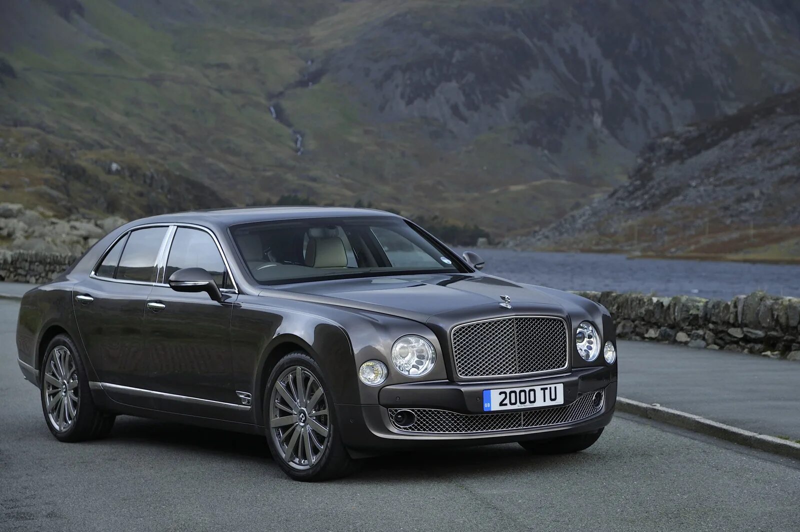 Дорогие машины марки в россии. Bentley Mulsanne 2022. Бентли Мульсан 2014. Bentley Mulsanne 2013. Bentley Mulsanne 1990.