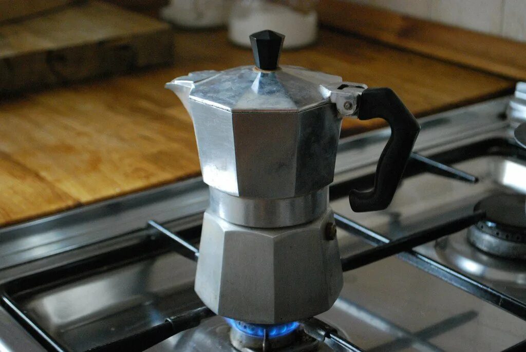 Как правильно варить кофе в кофеварке. Гейзерная кофеварка перколятор. espresso maker кофеварка гейзерная. кофе в гейзерной кофеварке. кофеварка гейзерная для газовой плиты.