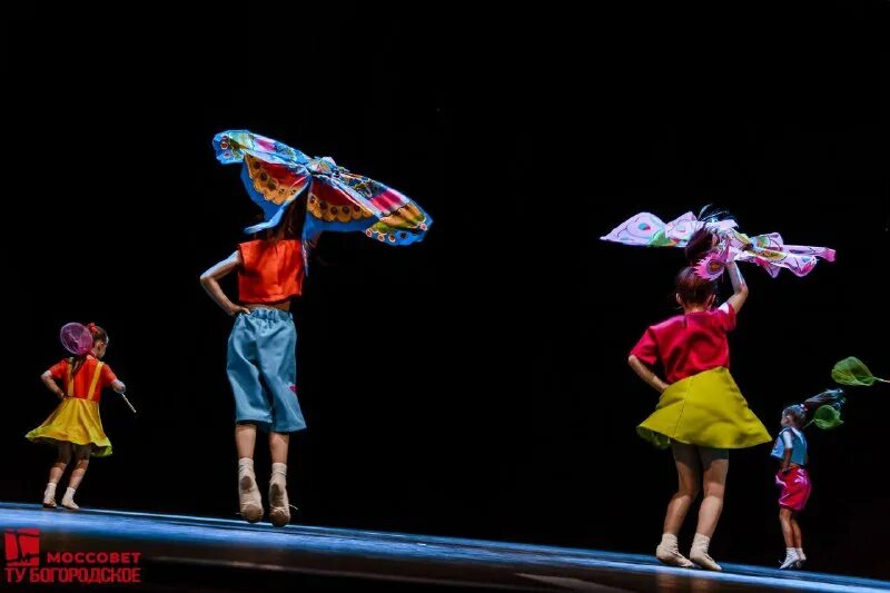 Танец жара. Счастливые люди на природе. Лето с друзьями. Танцы летом. Летняя вечеринка.