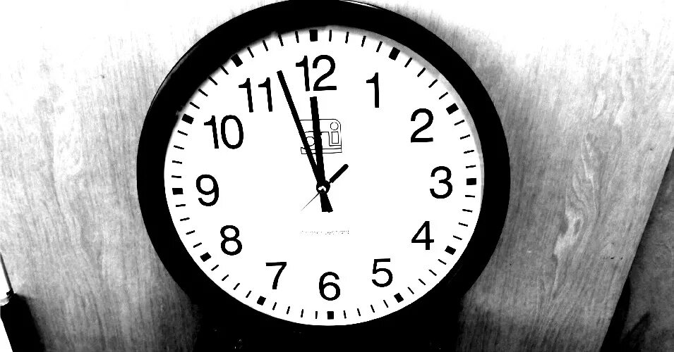 Часы полночь. Часы полночь на белом фоне. Часы показывают полночь. Часы которые показывают полночь.