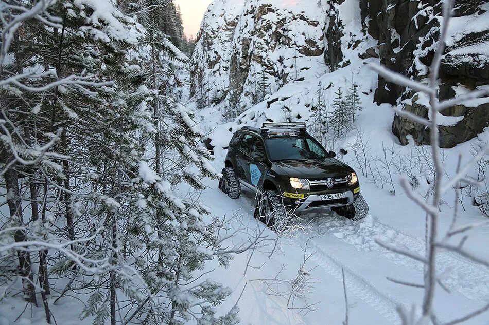 Спидометр рено логан 3. 0 запуск в мороз. Дастер в сугробе. Рено дастер полный привод удмуртия. Reno duster в морозы.