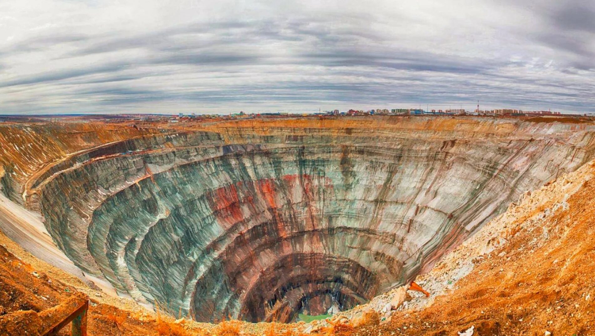 Кимберлитовая трубка мир в Якутии. Лмазная шахта «мир», Якутия. Алмазная шахта «мир», Якутия. Алмазная трубка мир Якутия