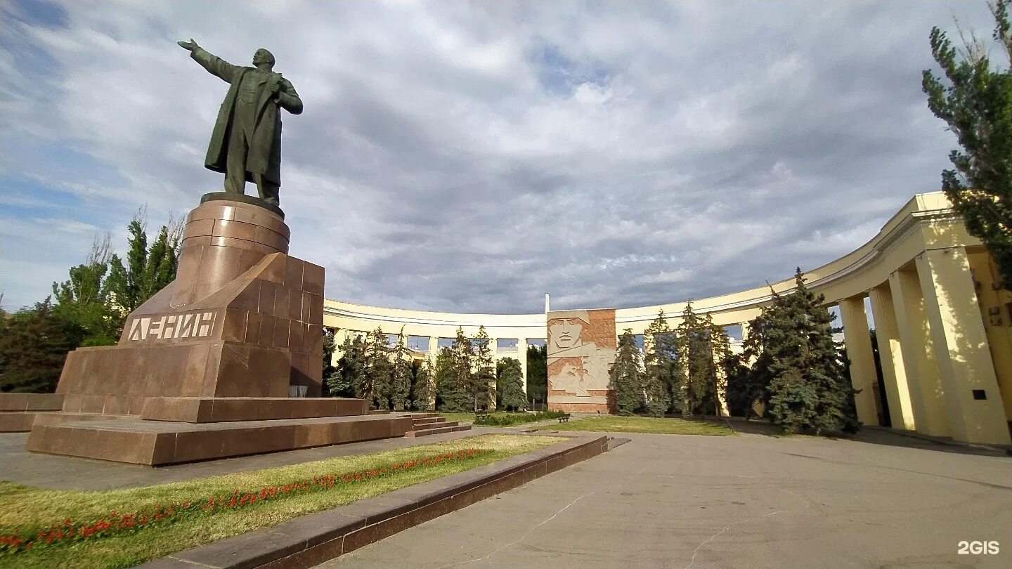 Пл имени. Площадь Ленина Волгоград. Памятник Ленину в Волгограде Ленина. Площадь Ленина Волгоград памятник. Статуя Ленина на площади в Волгограде.