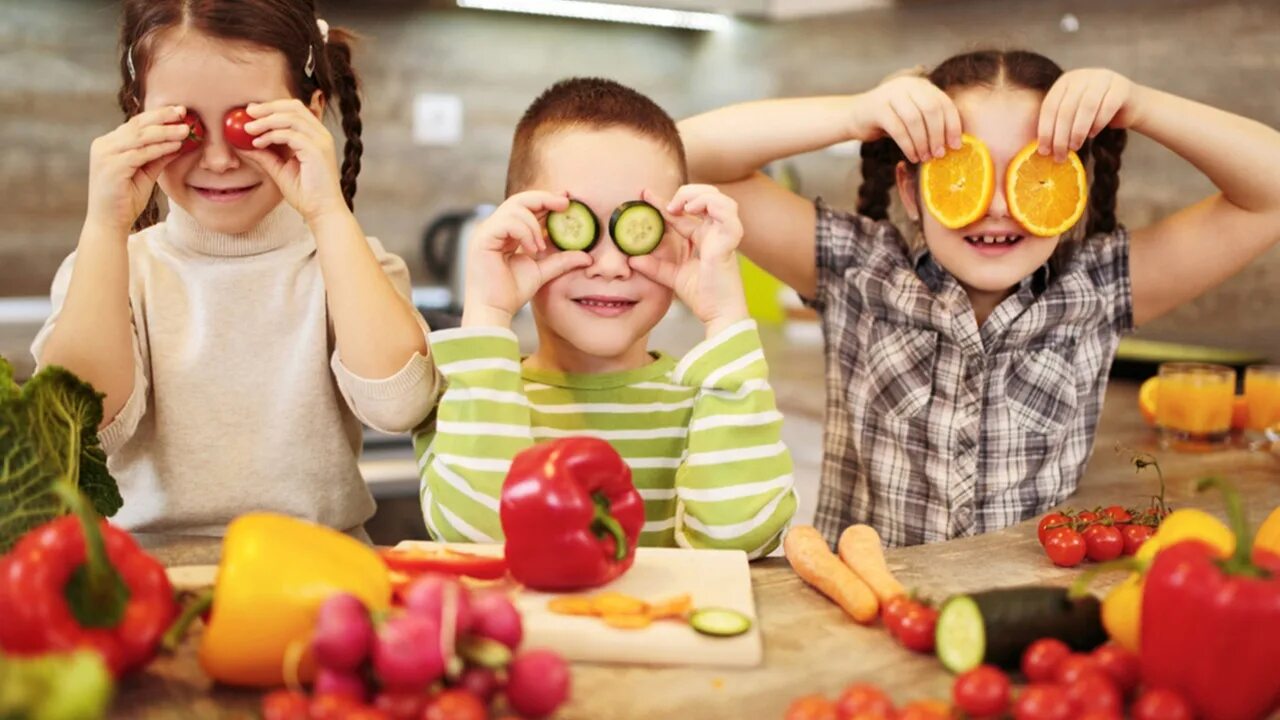 Ребенок ест вок. Набор продуктов melissa & doug pizza set 3974. Playing with food. Самостоятельность ребенка. Healthy eating for kids.