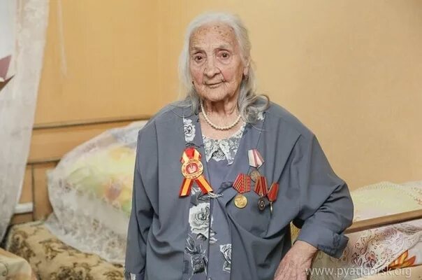 Столетний юбилей. Пожилые люди 100 лет. Краснодар день рождения лулуди цыганские день рождения. Семья отмечает день рождения. Столетний человек.