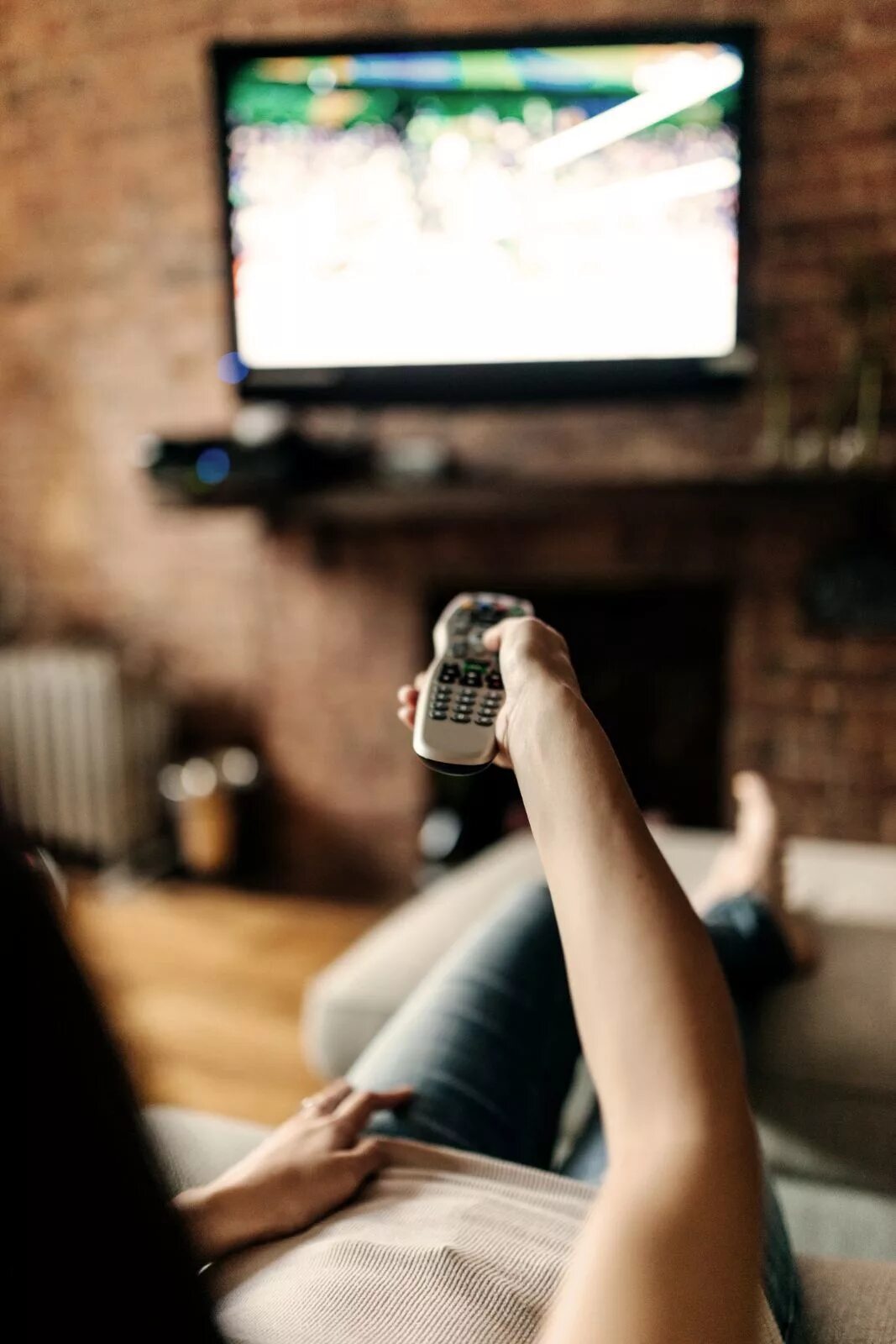 Look they watch tv. Девушка и телевизор. Перед телевизором. Человек перед телевизором. Перед теликом с девушкой.