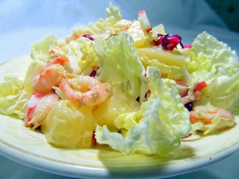 Салат стрелы амура. Салат с пекинской капустой и гранатом. Пекинская капуста креветки ананас. Салат с креветками и гранатом и пекинской капустой. Салат с ананасом, креветками, гранатом, пекинской капусты.