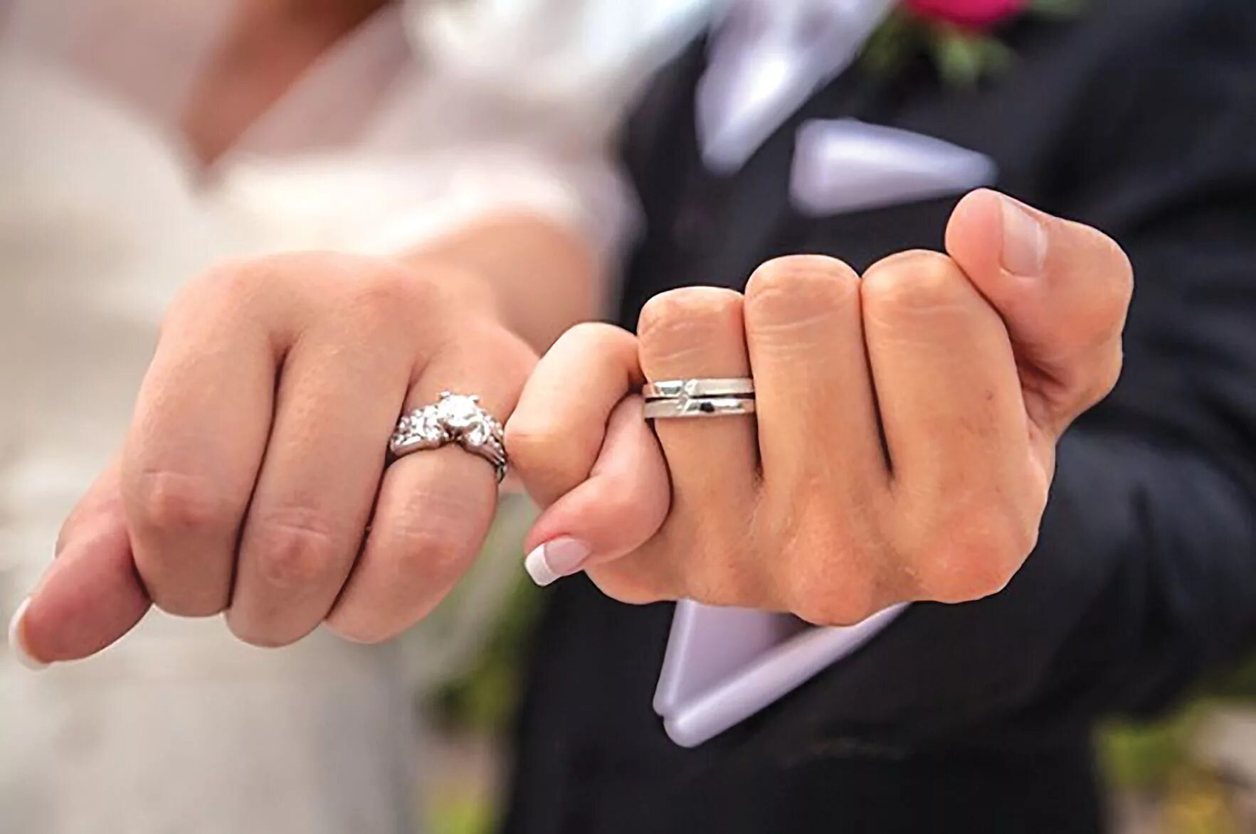 Свадебные кольца. Обручальные кольца на руках. Обручальное кольцо на пальце. Свадебные кольца на пальцах.