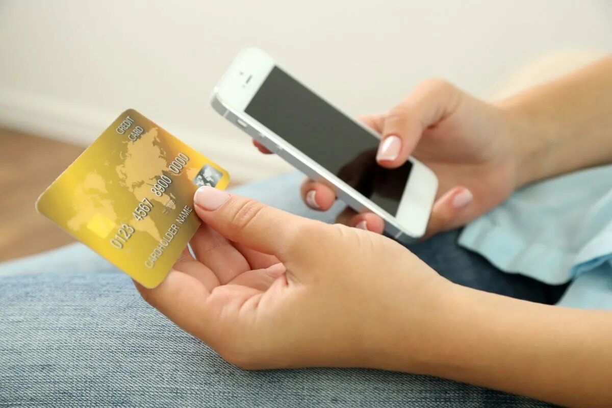 Звонок мошенника. Нашел телефон перевел деньги. Нашел телефон перевел деньги. Хищение с банковских карт. Перечисление денег фото.