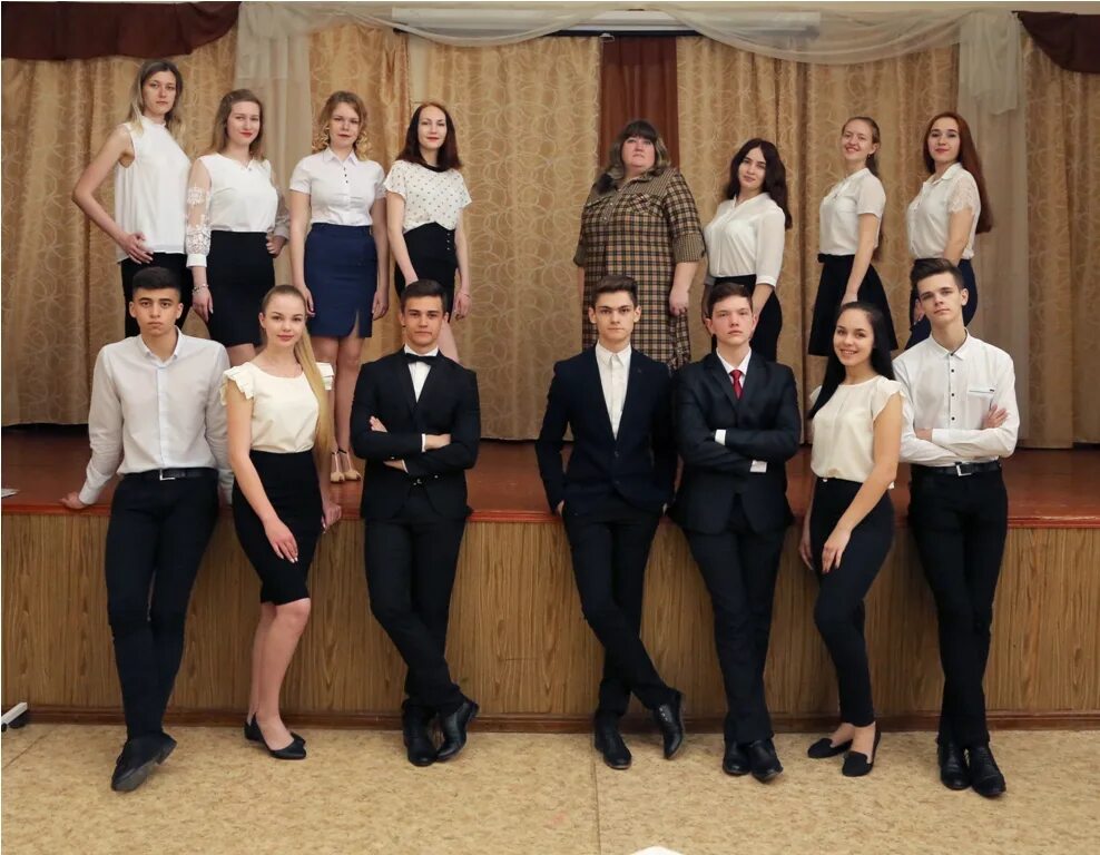 учителя бывшие выпускники. выпускной в школе с родителями. выпускники школы. выпускники на линейке. выпускники школы.