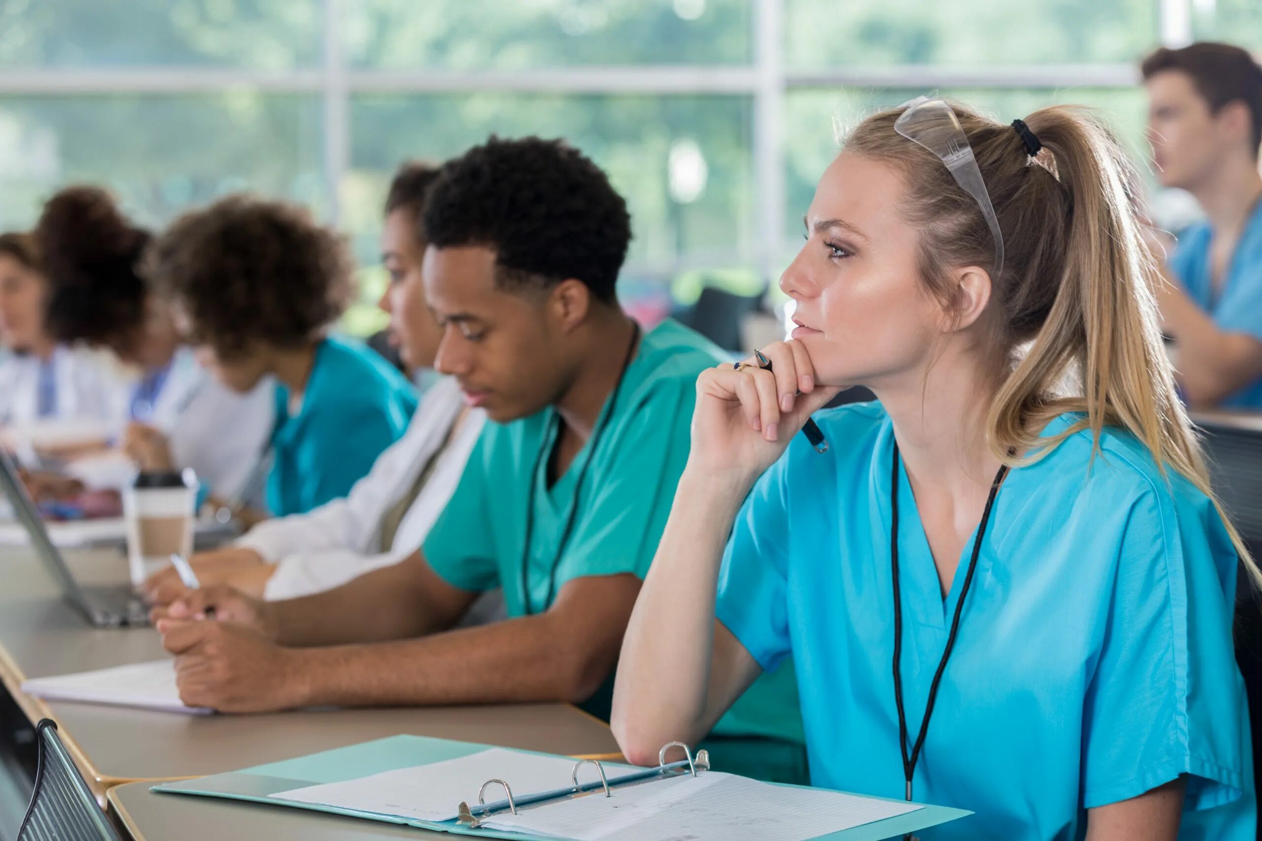 Nursing students. Медицинская сестра студент. Студент доктор. Медсестра востребована. Study медицине семинар.