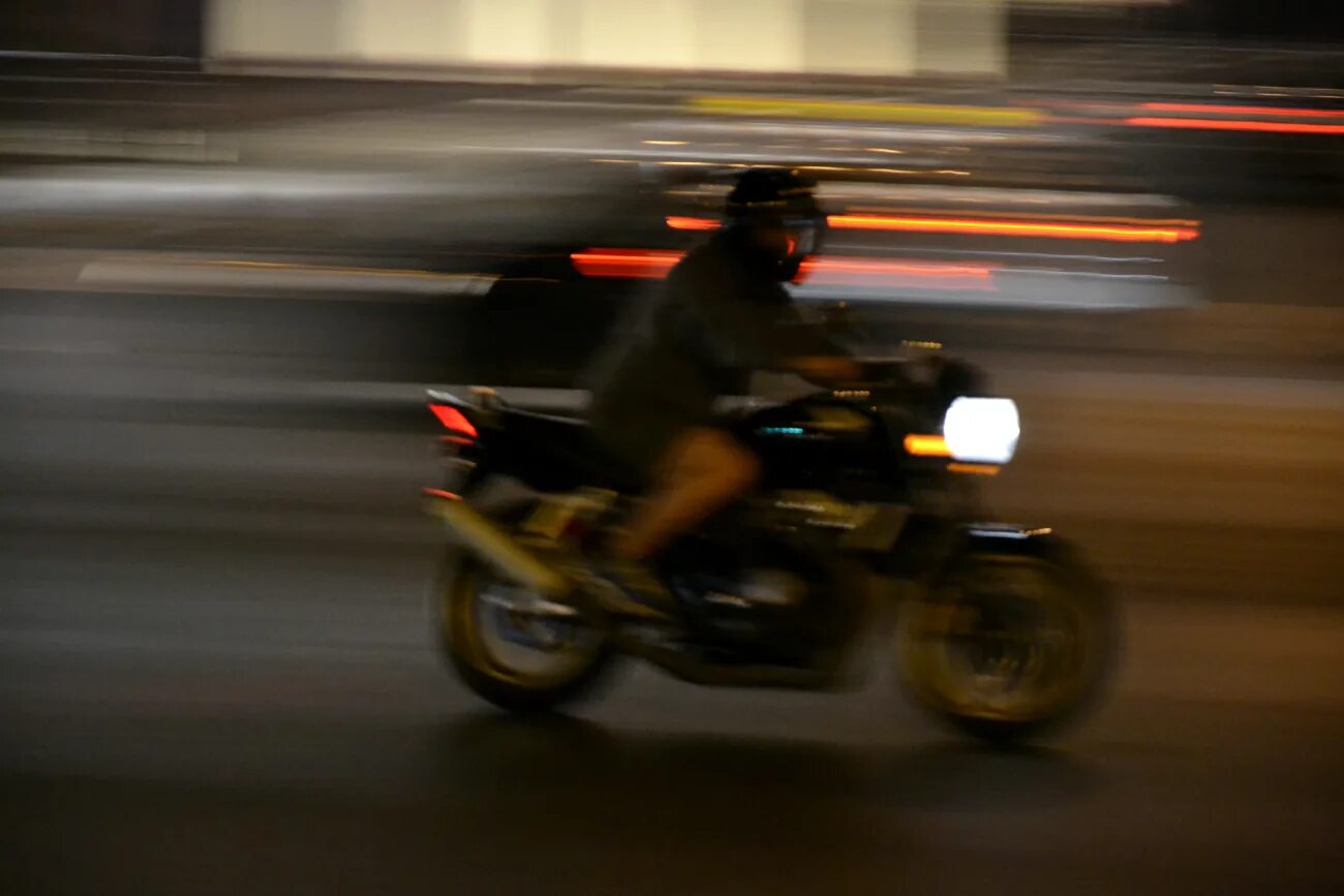 Мотоцикл едет по дороге. Мотоцикл на дороге. Мотоцикл едет. Мотоциклист на дороге. Мотоцикл ночью.
