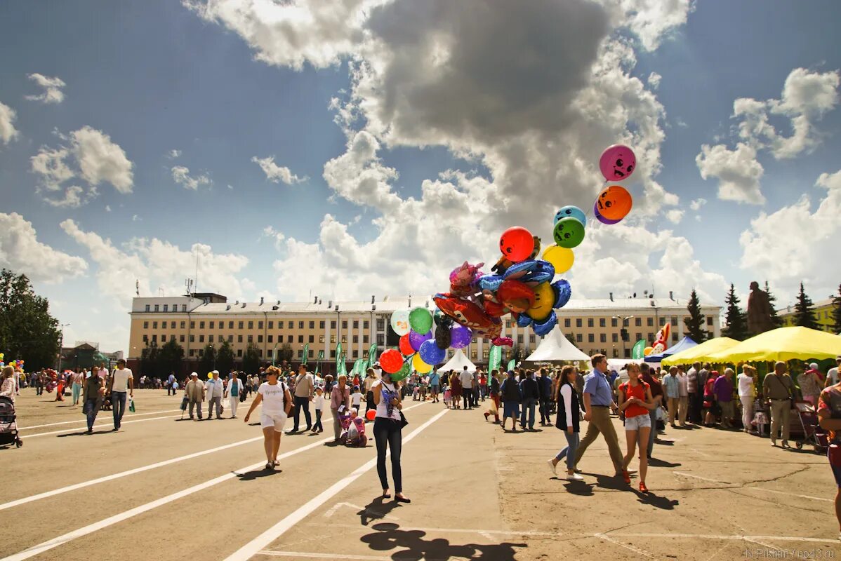 2 июня 2016 г. Киров площадь города. День города на театральной площади Киров. Площадь город Киров территория. Город Киров Театральная площадь.