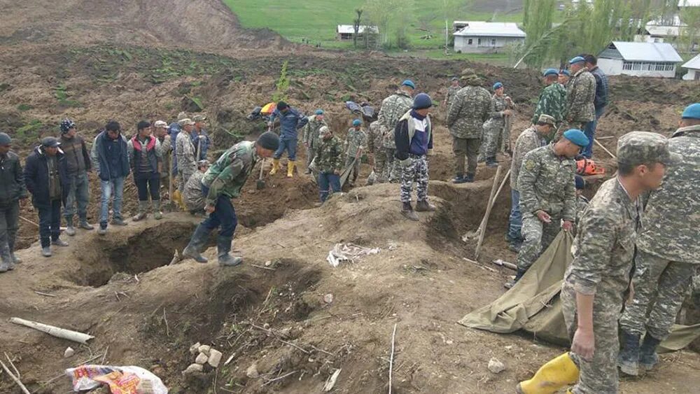 Погода на узген 10 дней точный прогноз. Оползень в Узгене. Оползень Кыргызстан. Землетрясение в Кыргызстане. Оползень в Киргизии.