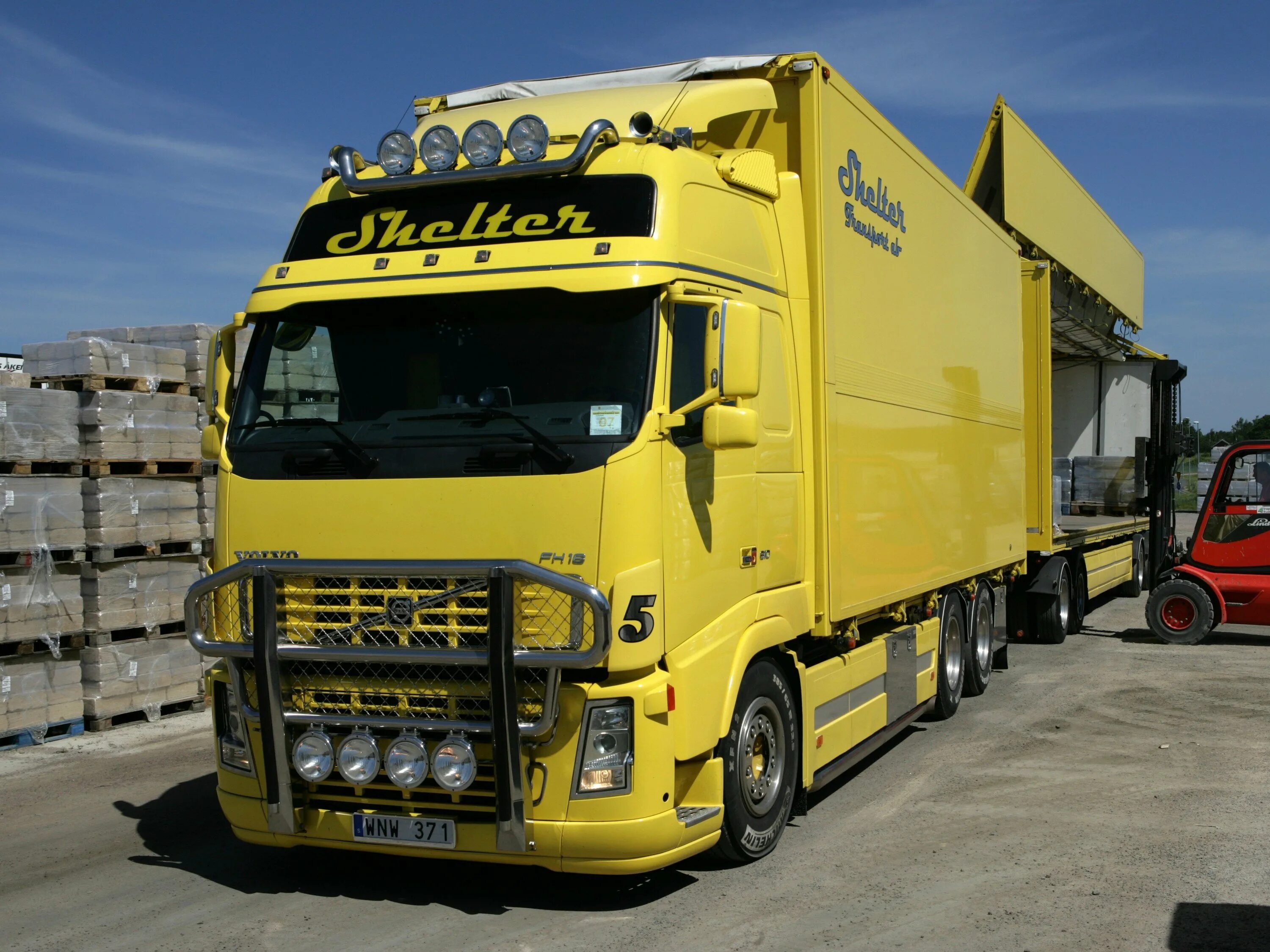 Грузовые volvo fh. Вольво ФШ 16. Желтая Вольво fh16. Volvo fh16 750. Вольво ФН 16.