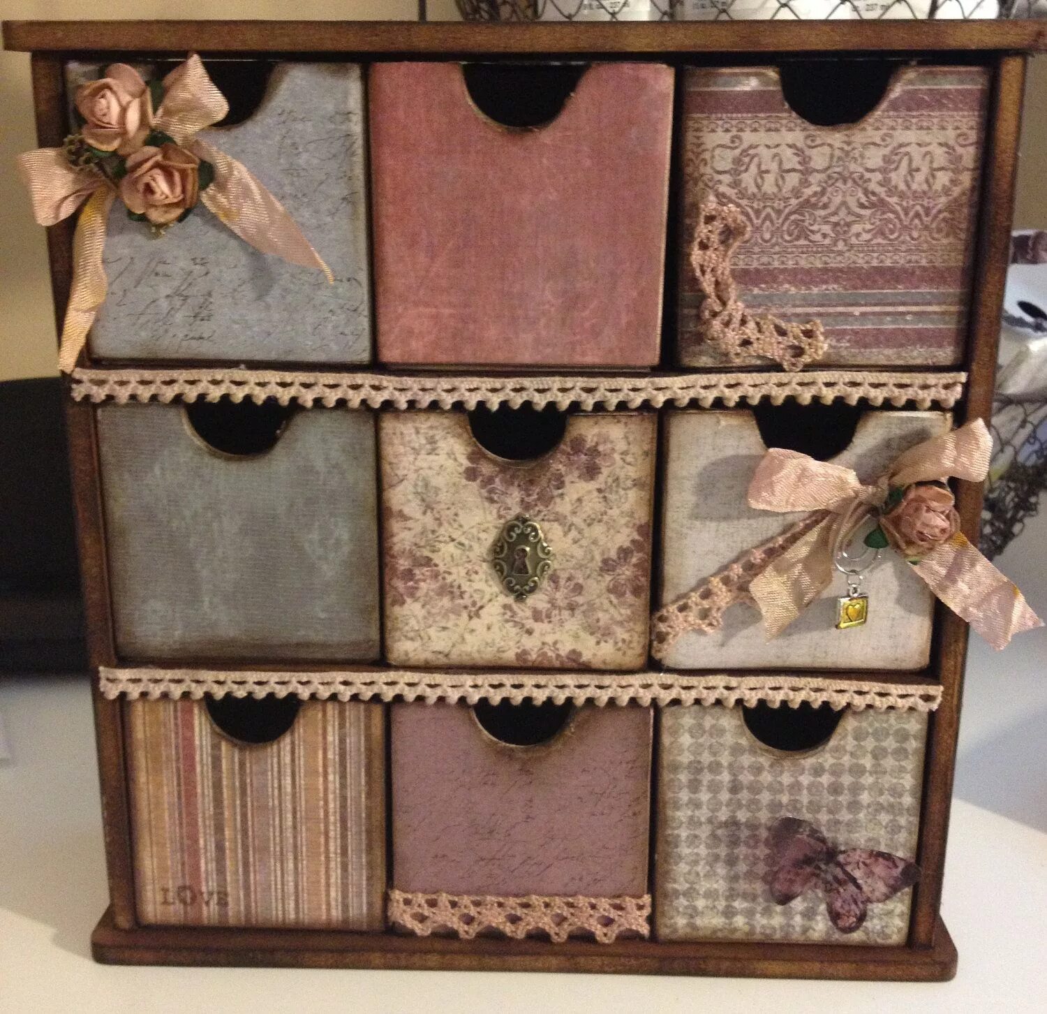 Маленький комодик из картона. Коробка комодик из картона. Комодик из коробок. Декоративные коробочки для хранения. Декор картонной коробки.